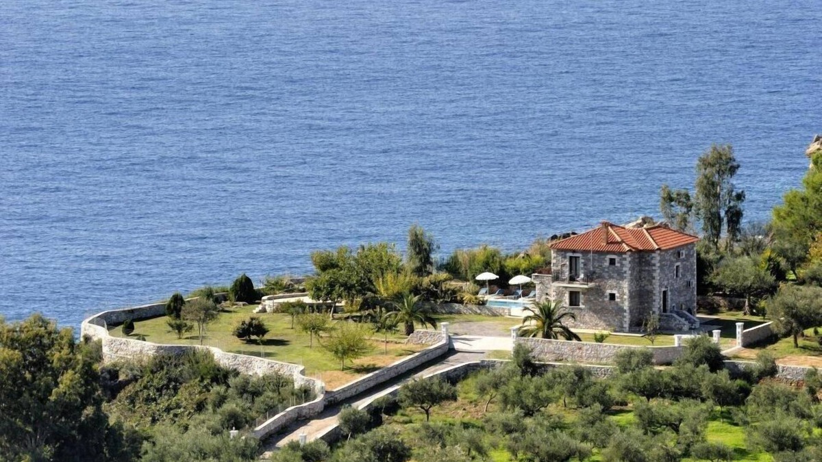 Lefktron Villa | Seaside Mulberry Villa in Stoupa