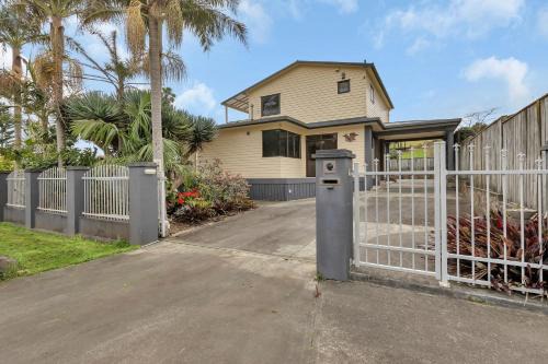 Cable Bay House | Seaside on Stratford - Cable Bay Holiday Home