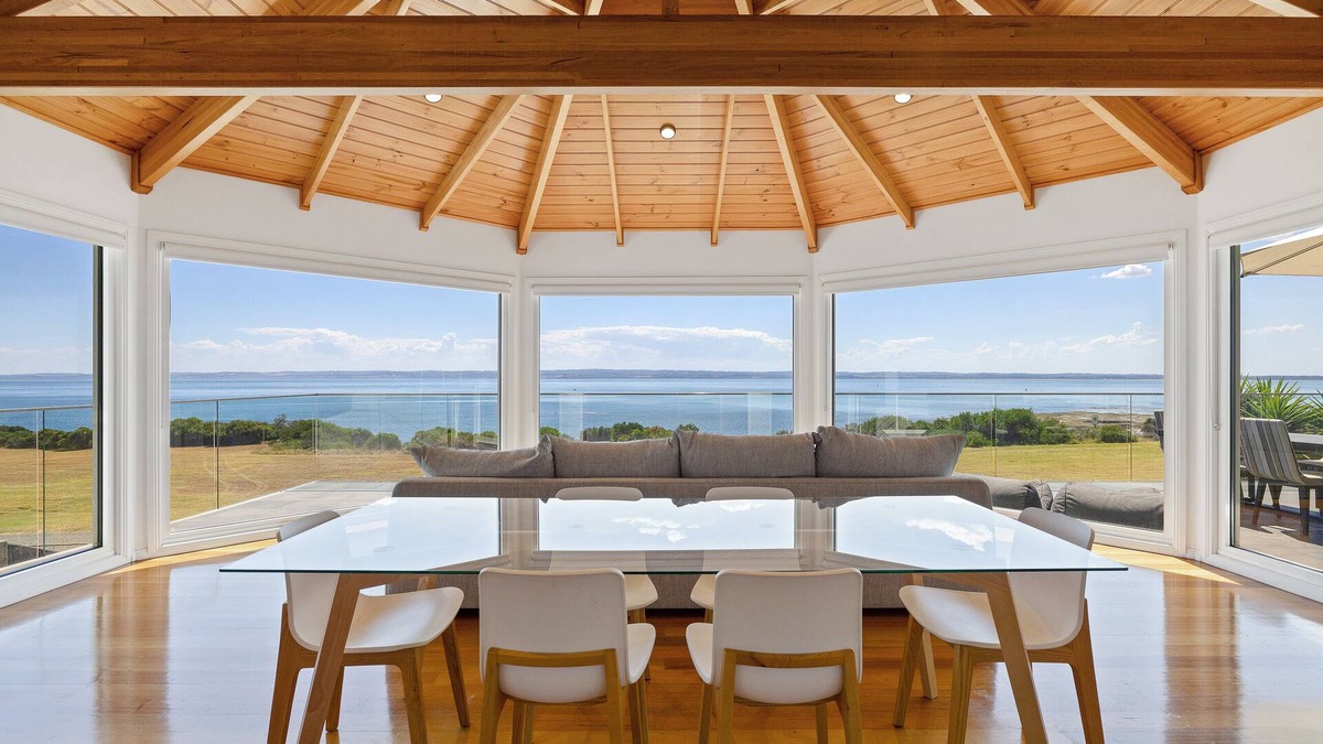 Ventnor House | Seaside Sanctuary: Pool & Beachfront - WIFI, Linen, Pool, Spa, Beachfront