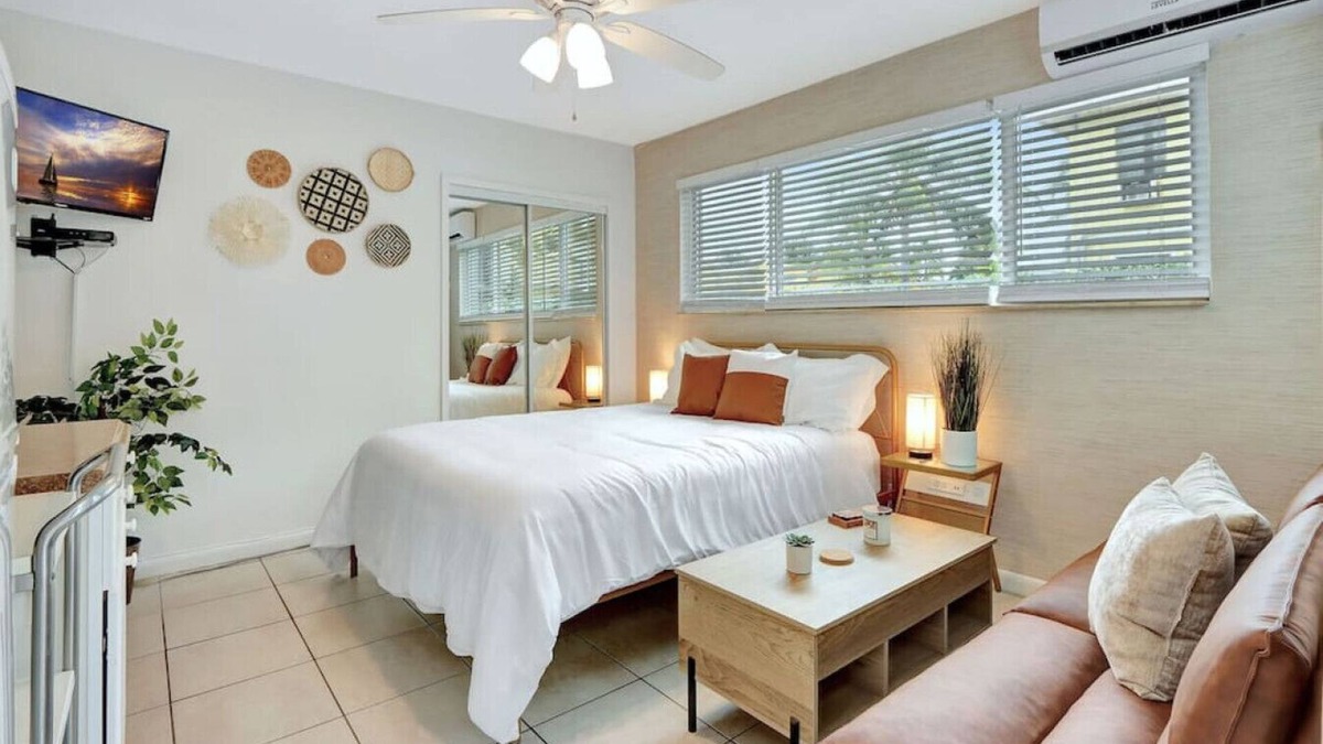 Hollywood Apartment | Seaside Serenity Hollywood Studio Escape