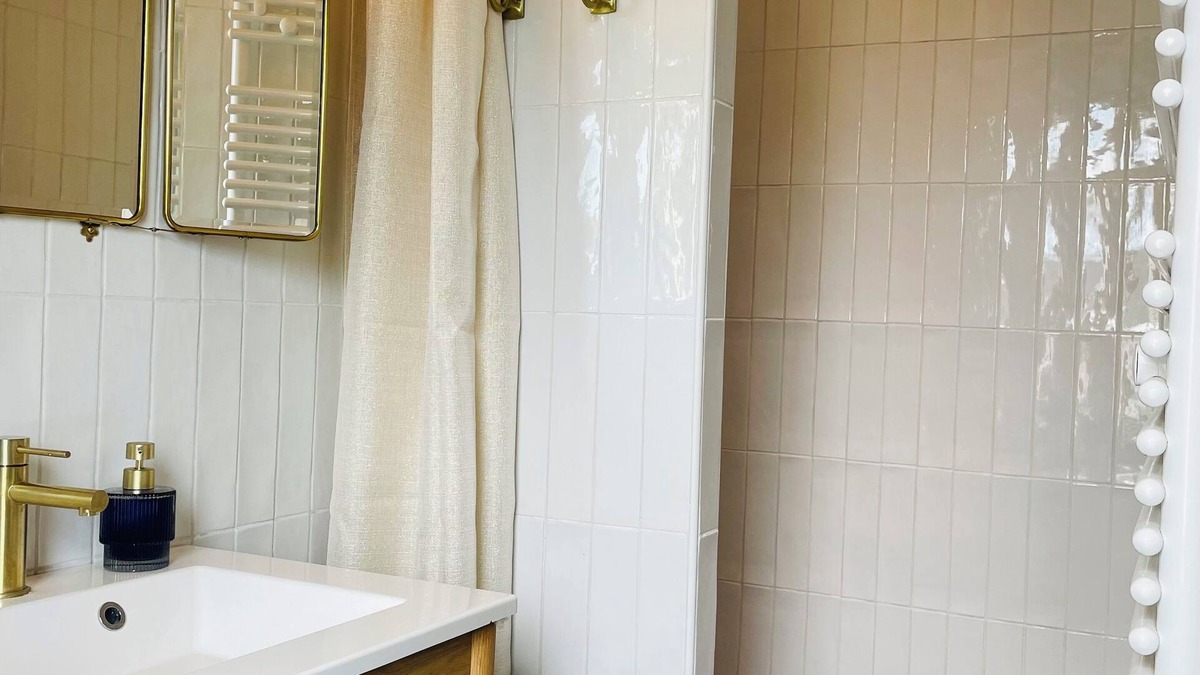 Bernieres-sur-Mer Apartment | Seaside Suite (Jacuzzi & Sauna) - 1 minute from the beach and shops