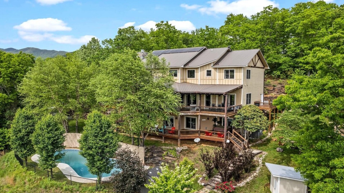 Bryson City Cabin | Seasonal POOL cabin, 5 min to DT, hot tub, arcade&game rm, exercise&movie rm