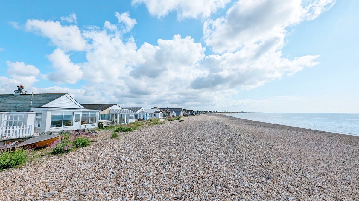 Pagham Cabin | Seaspray - Pagham - a family house that sleeps 7 guests in 4 bedrooms