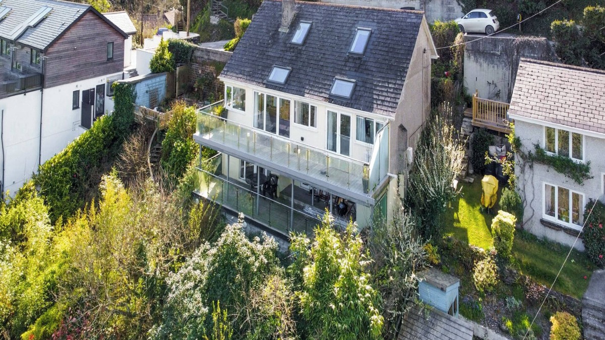 Seaton Cottage | Seaton Beach is a wonderful location to enjoy a quiet outpost in Cornwall.