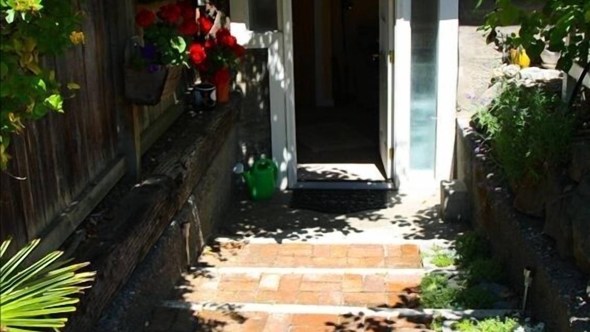 Wallingford Apartment | Seattle at its Best - a Great Neighborhood for Walking!