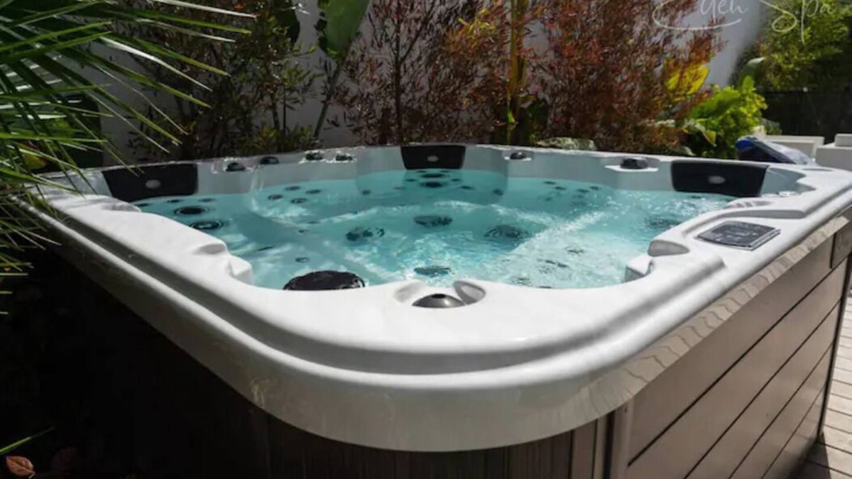 Tukwila House | Seattle's Luxe Retreat w/hot tub, sauna, SPA bath