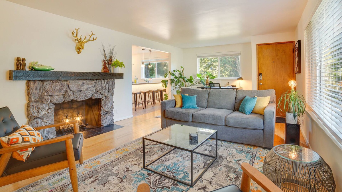 High Point House | Seattle Vacation Home w/Hot Tub: 5 Mi to Downtown