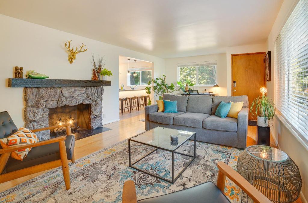 High Point House | Seattle Vacation Home with Hot Tub 5 Mi to Downtown