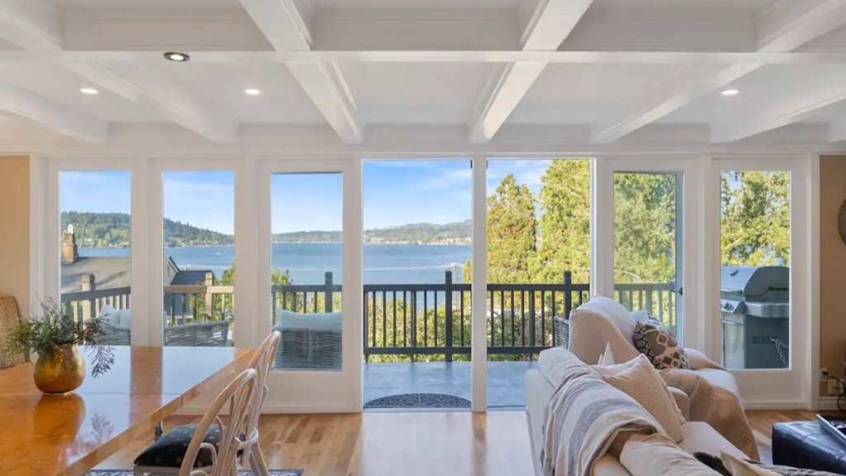 Bryn Mawr-Skyway House | Seattle’s Best Kept Secret Lake Views + Central Locale
