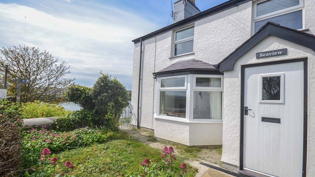 Caergeiliog House | Seaview - a coastal property that sleeps 6 guests in 2 bedrooms