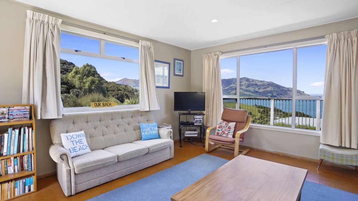 Wainui House | Seaview House - Wainui Holiday Home
