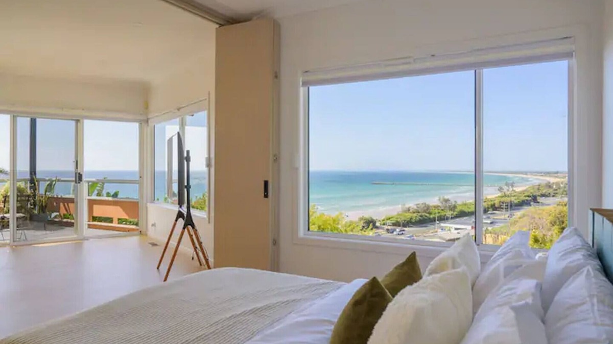 Frankston House | Seaview Sanctuary at the Beach- Watch city skyline and beach from everyroom