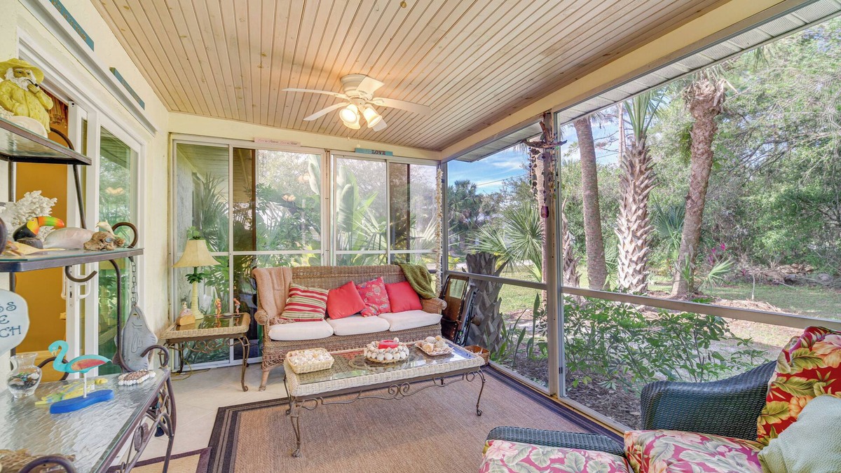 Sebastian Highlands Cottage | Sebastian Home w/Screened Lanai: 8 Mi to Beach!
