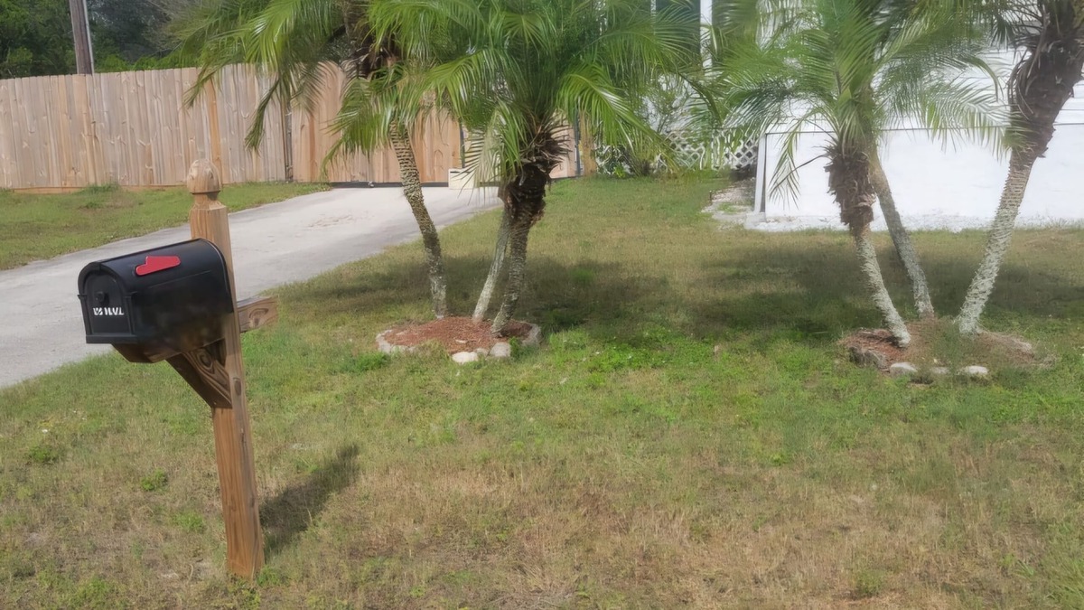 Florida South Atlantic Coast House | Sebring's lil sister town! Huge fenced yard. Pets welcome. Swimming lake nearby.