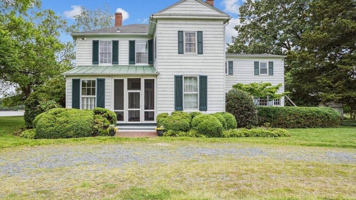 Unionville House | Secluded 1870s farmhouse full of historic charm + breathtaking waterfront views!