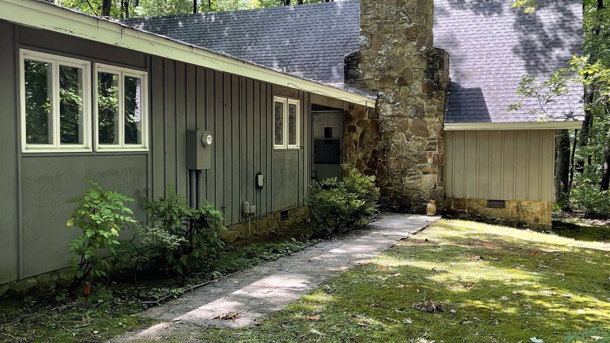 Saint Andrews House | Secluded 2 Bedroom Retreat w/great family room on Sewanee Campus