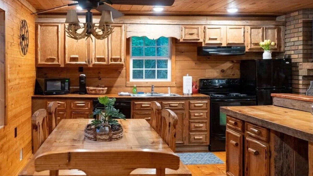 Smithville Cabin | Secluded 3BR 1BA Cabin for Cozy Living