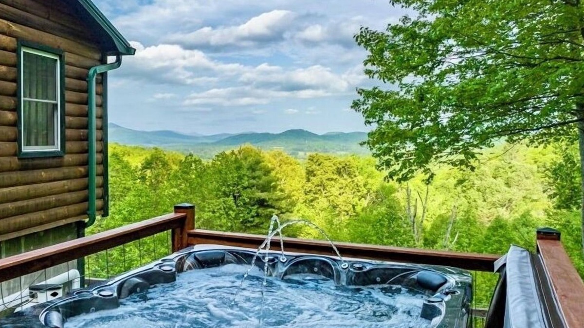 Spruce Pine Cabin | Secluded 3Br/2.5Ba w/Hot Tub & Mountain View!