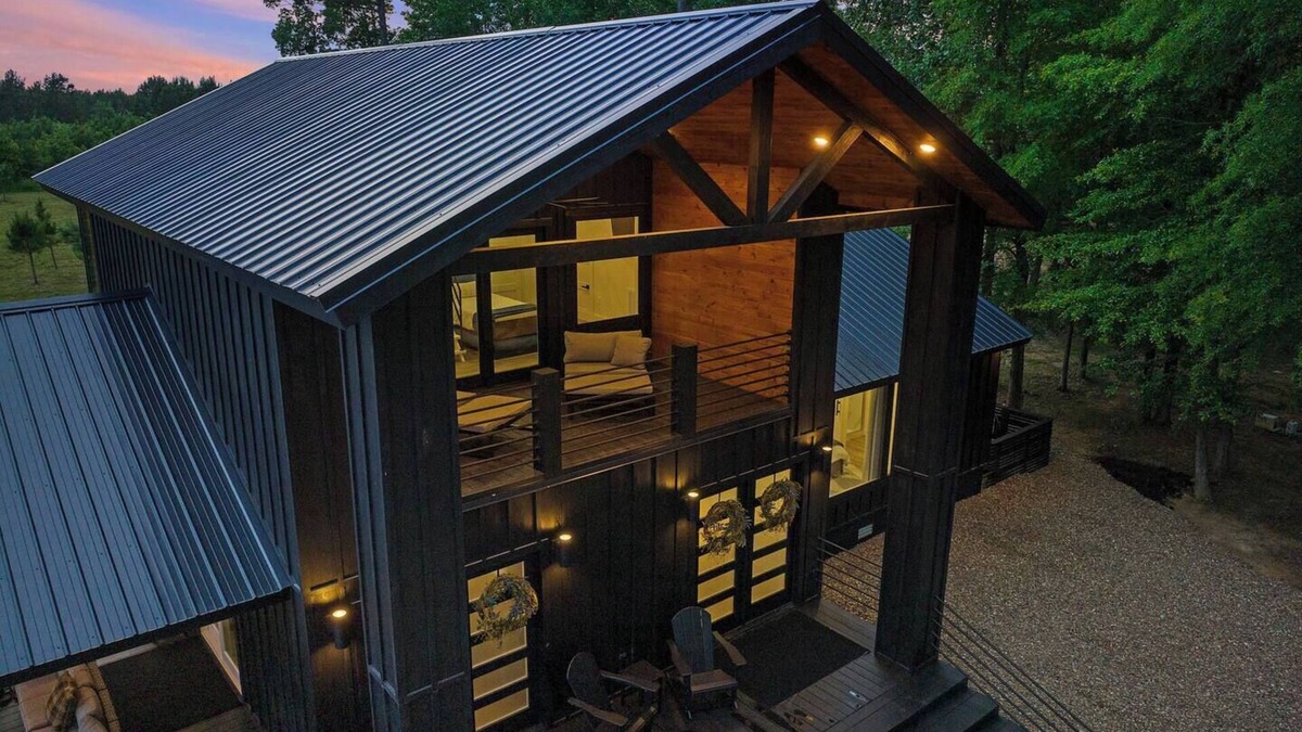 Broken Bow Cabin | Secluded 3BR: 2 King Beds, Hot Tub, Arcade, Deck