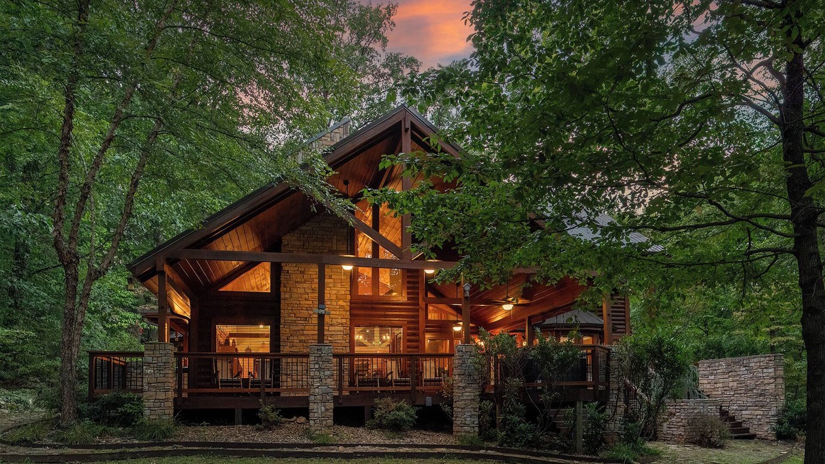 Gatlinburg - Pigeon Forge Cabin | Secluded 3BR custom cabin. Hot tub!