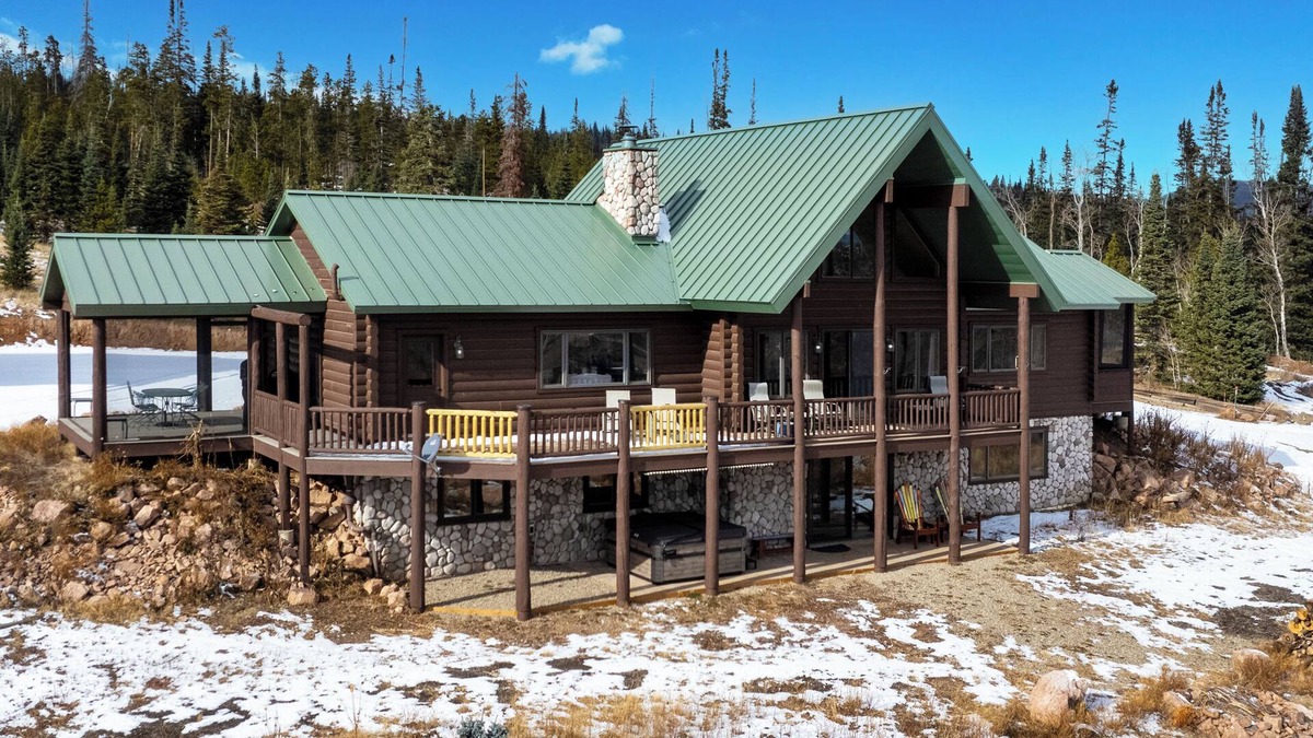 Kremmling Cabin | Secluded 4 bedroom cabin, private HT, mt views