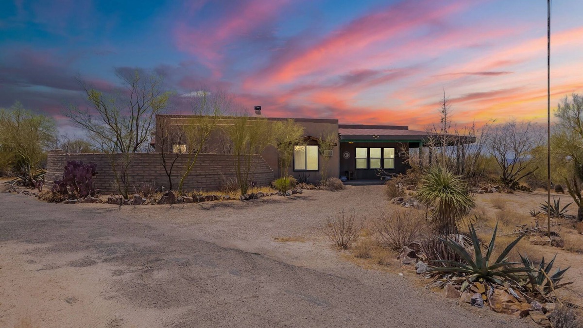 Three Points House | Secluded 4BR/3BA Desert Retreat - Scenic Mountain Views & Private Outdoor Space