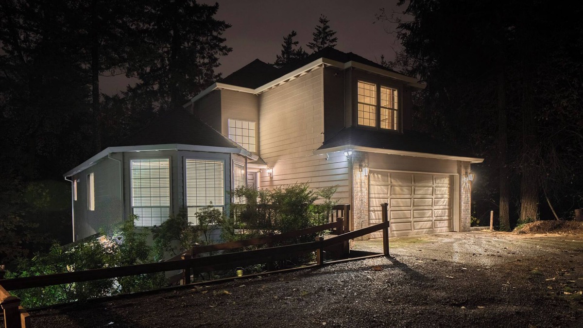 West Portland Park House | Secluded 7 Bedroom Home for Corporate Groups and Family Reunions -KING BED