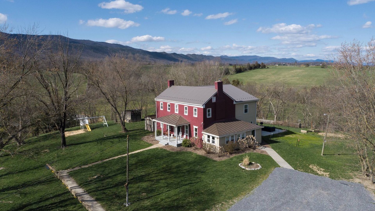 Elkton House | Secluded 9 acres~Dogs OK~Game Rm~Hot Tub~Great Views~Outdoor Play~Seasonal Creek