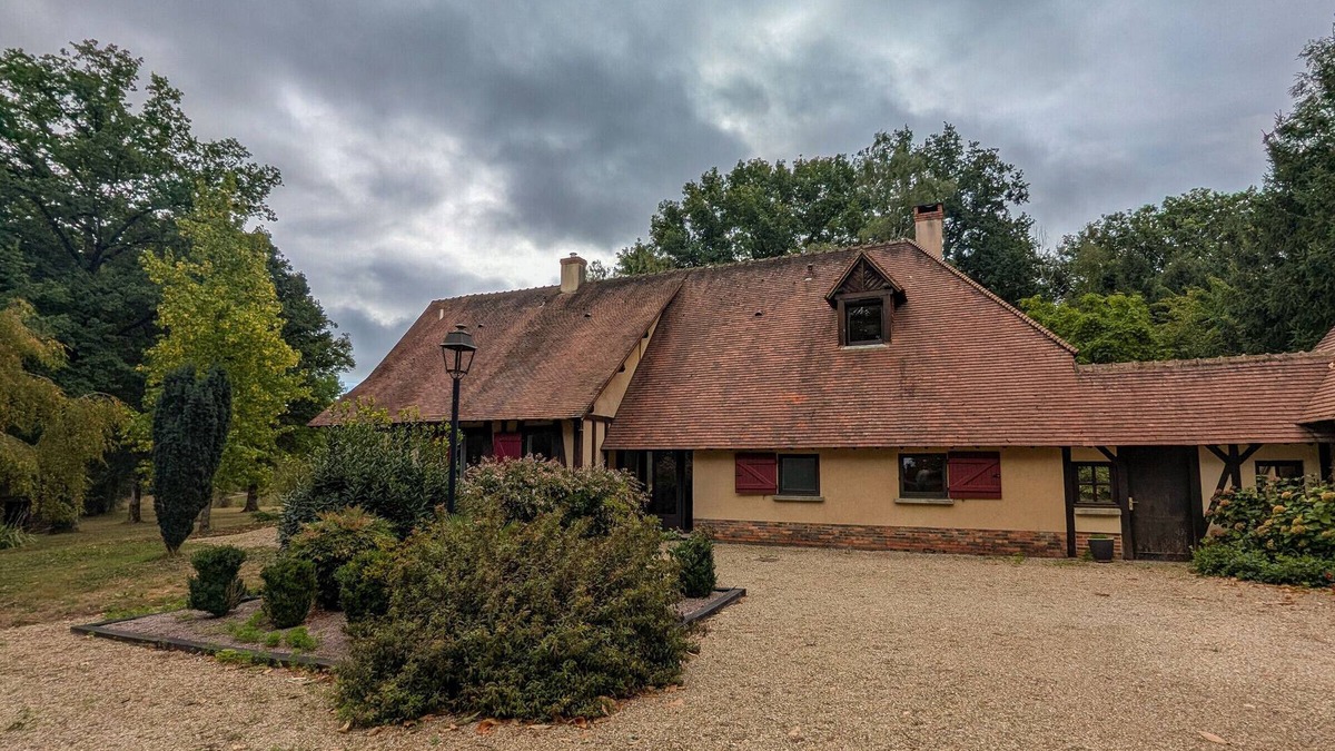 Vicq-sur-Nahon Cottage | Secluded Architect's House Near Zoo de Beauval with Private Lake and Park