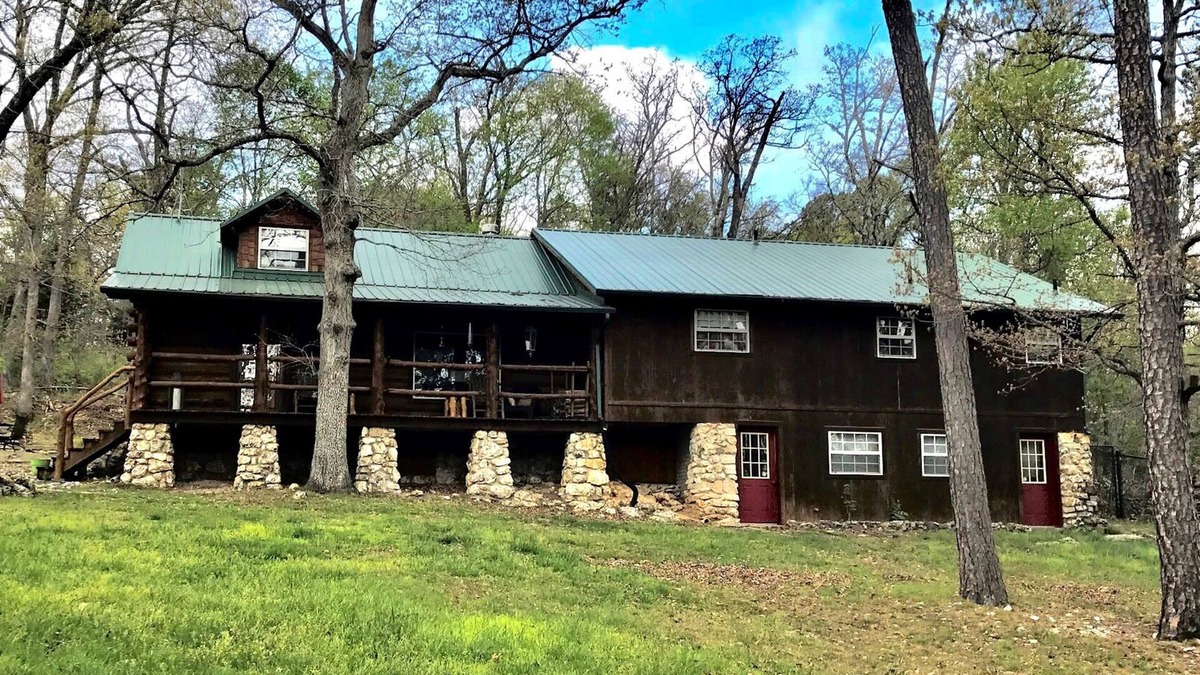 Eureka Springs Cabin | Secluded authentic log cabin with firepit, pizza oven & private patio