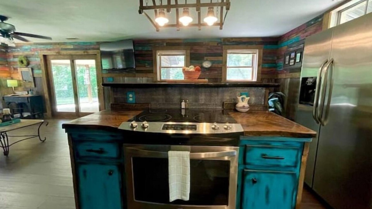 Dora Cabin | Secluded cabin adjoins Mark Twain National Forest