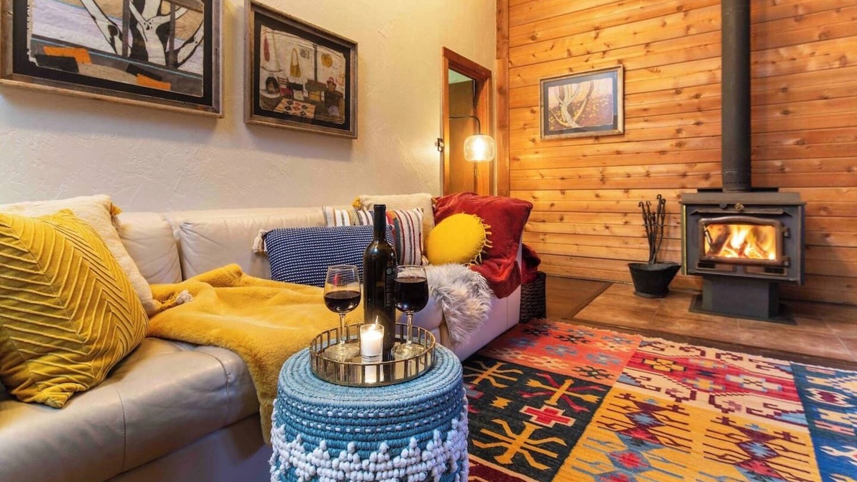 Pomona Cabin | Secluded Cabin. Art. Fast WiFi. Fireplace. New Kitchen