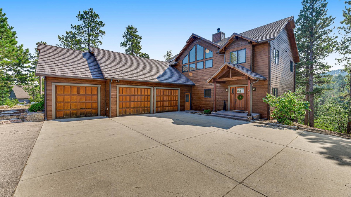 Spearfish House | Secluded cabin between Spearfish and Deadwood w/WiFi, hot tub, private decks