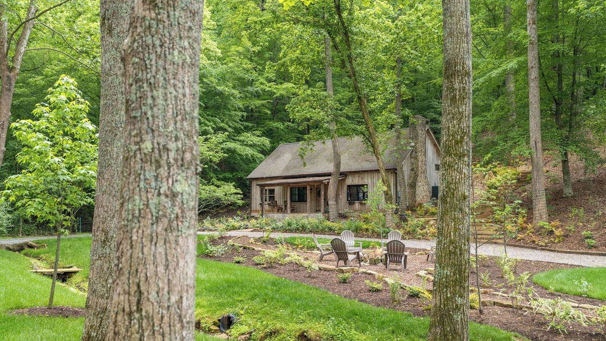Ashley Oaks Cabin | Secluded Cabin in the Woods Close to It All