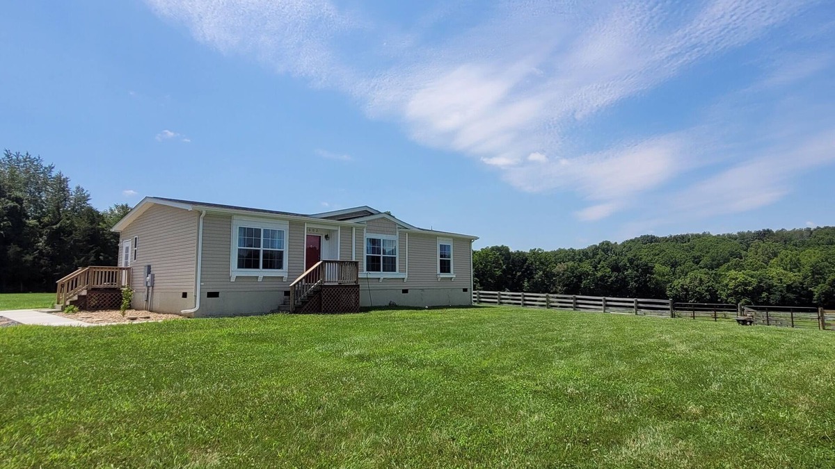 Cross Keys House | Secluded cabin on a horse farm, bordered by the North River