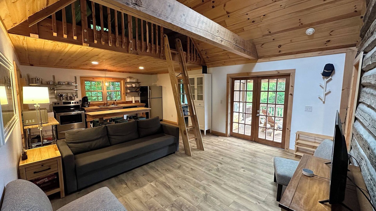 State Road Cabin | Secluded Cabin on Beautiful Riverside Farm