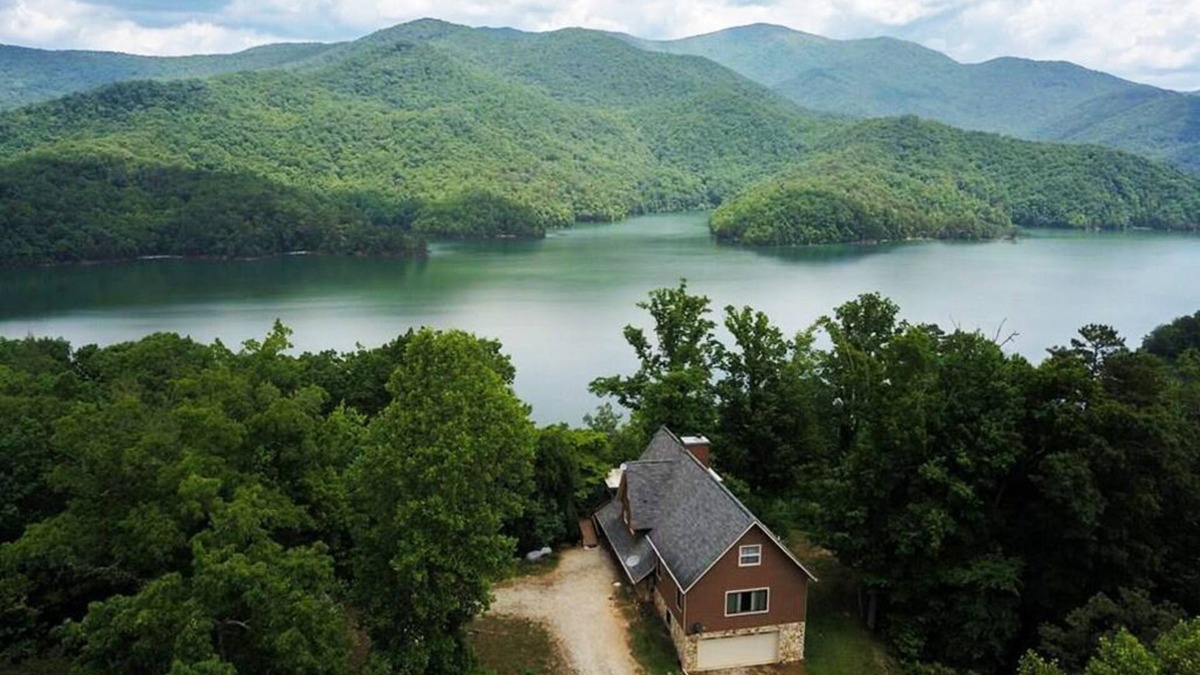 Robbinsville House | Secluded Cabin Overlooking Fontana Lake & Smoky Mtns NP
