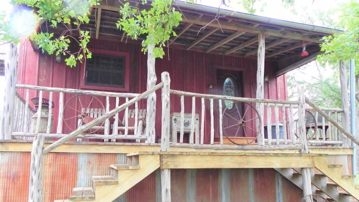 Willow City Cabin | Secluded Cabin w/ outdoor shower, 17min FBG, Willow City Loop, Bell Mtn Winery