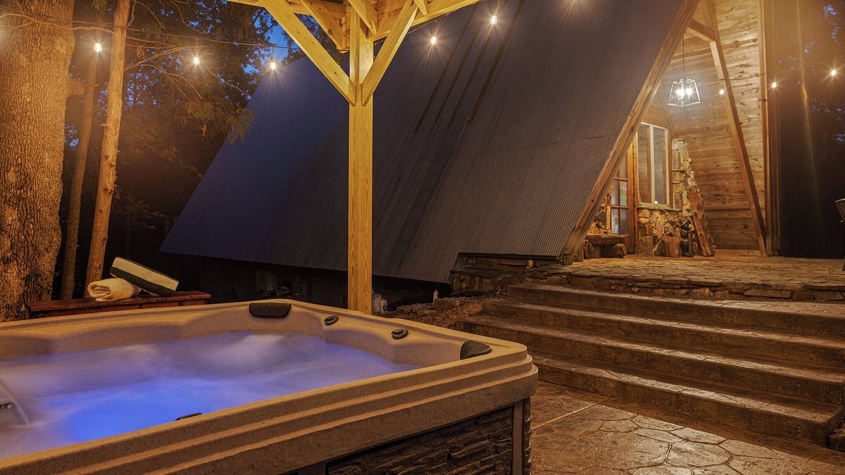 Almo Cabin | Secluded Cabin with Hot Tub, Firepit