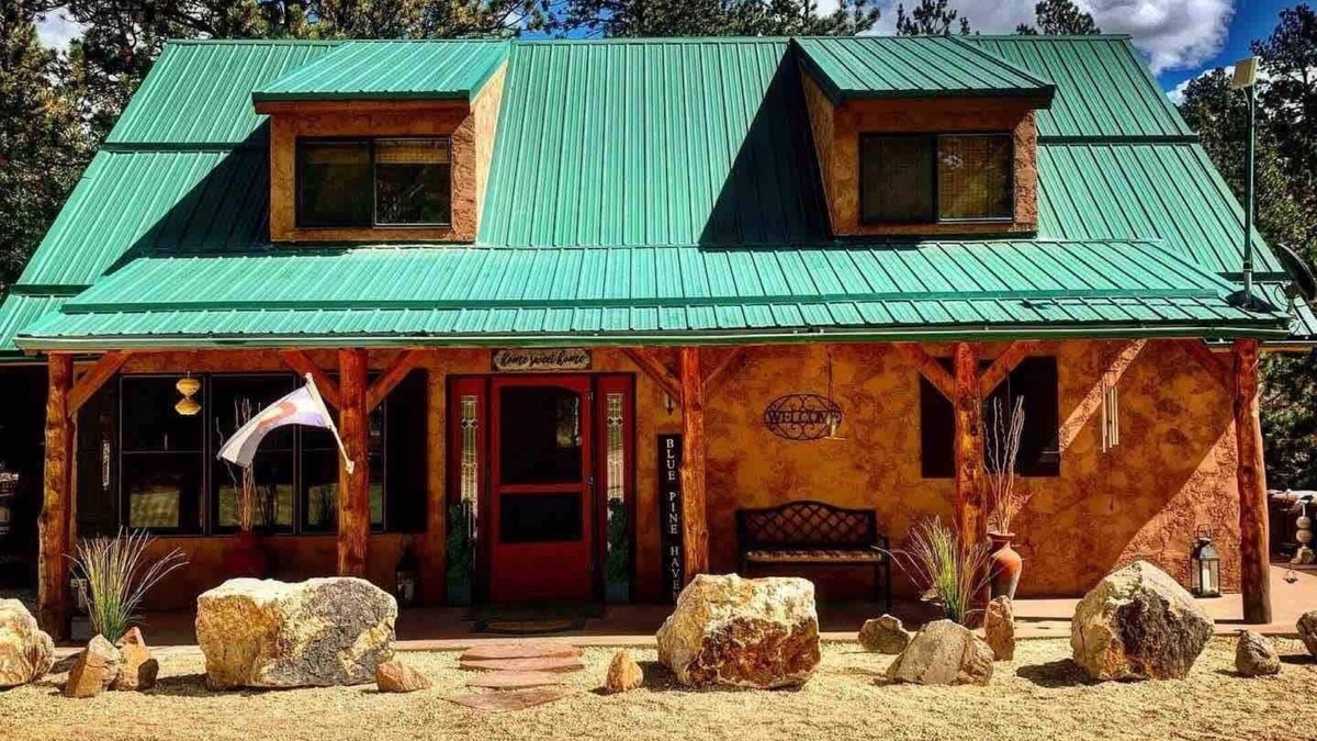 Westcliffe Cottage | Secluded cottage close to town, shops & lake- Deer, Mountains, Stargazing
