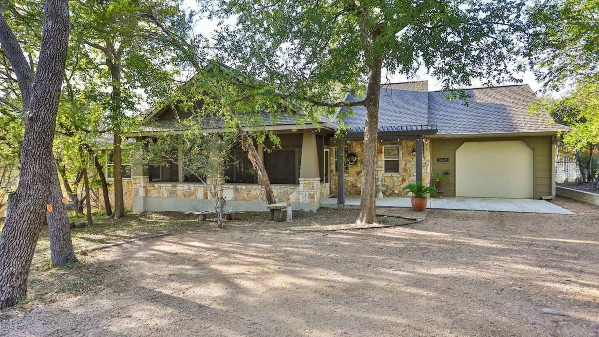 Kerrville House | Secluded cottage close to town with firepit