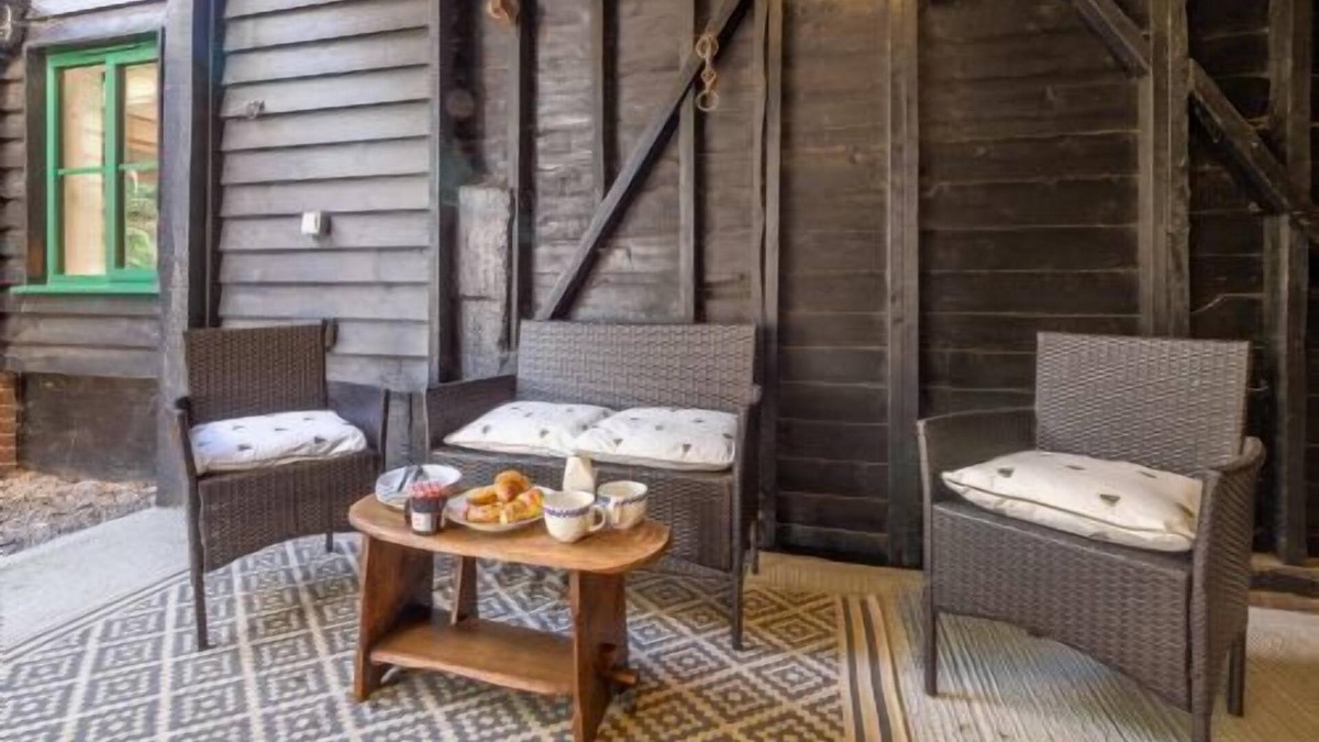 Colchester Cottage | Secluded cottage in pretty countryside with woods & walks - Bradleys Barn