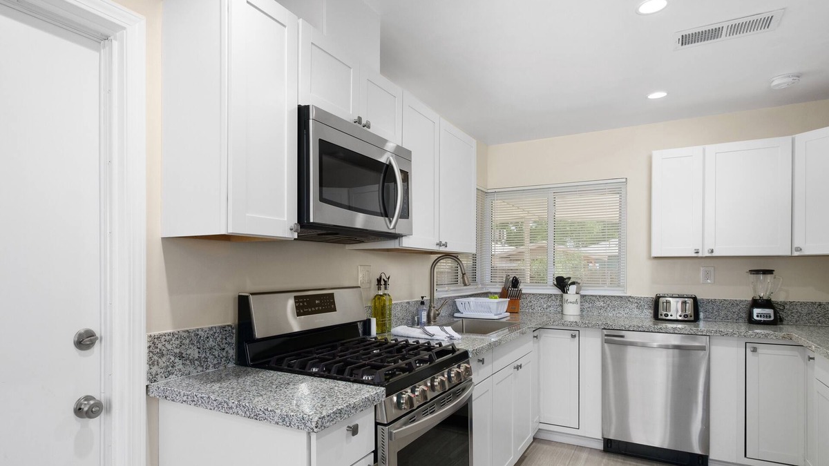 Raisin House | Secluded & Cozy 3B/1Bth w GreatA to Airport