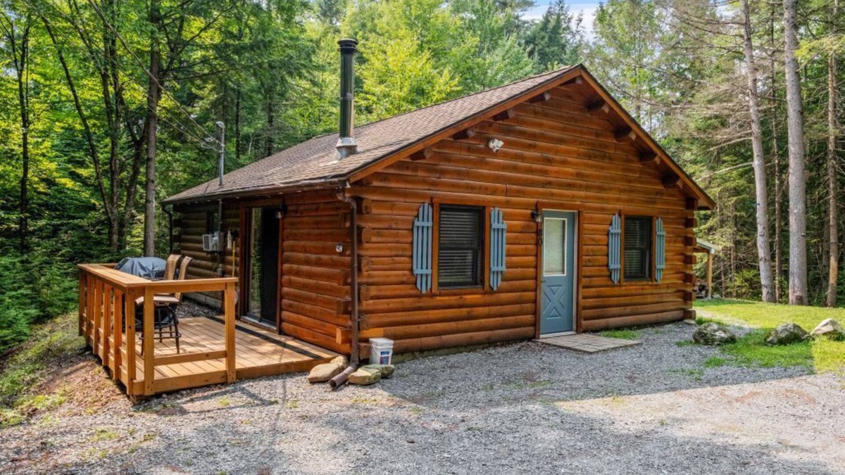 Woodsville Cabin | Secluded Cozy Cabin in Mountain Lake Community!