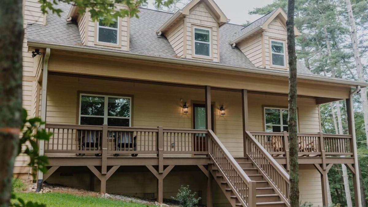Dahlonega House | Secluded Creekside Cabin Heart of Dahlonega Wine, Weddings, and Adventure