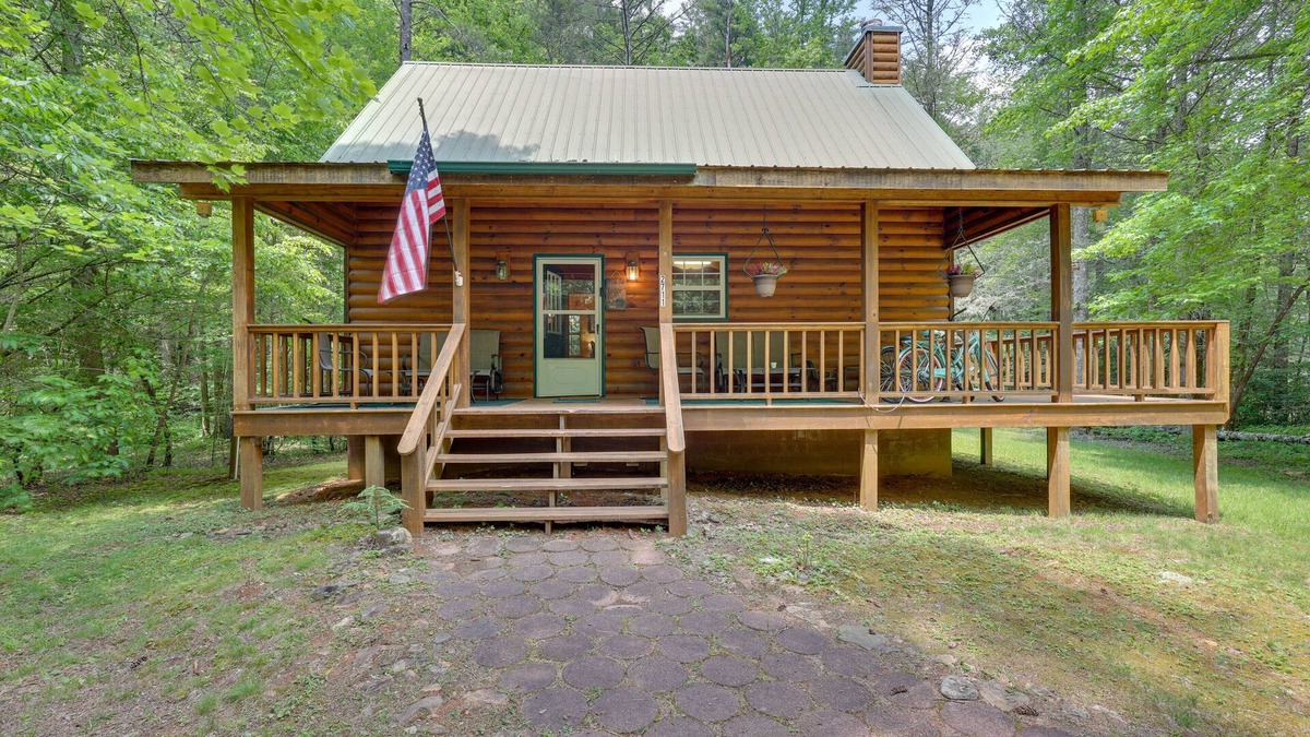 Blairsville Cabin | Secluded ‘Cross Creek Cabin’ w/Deck & Fire Pit!