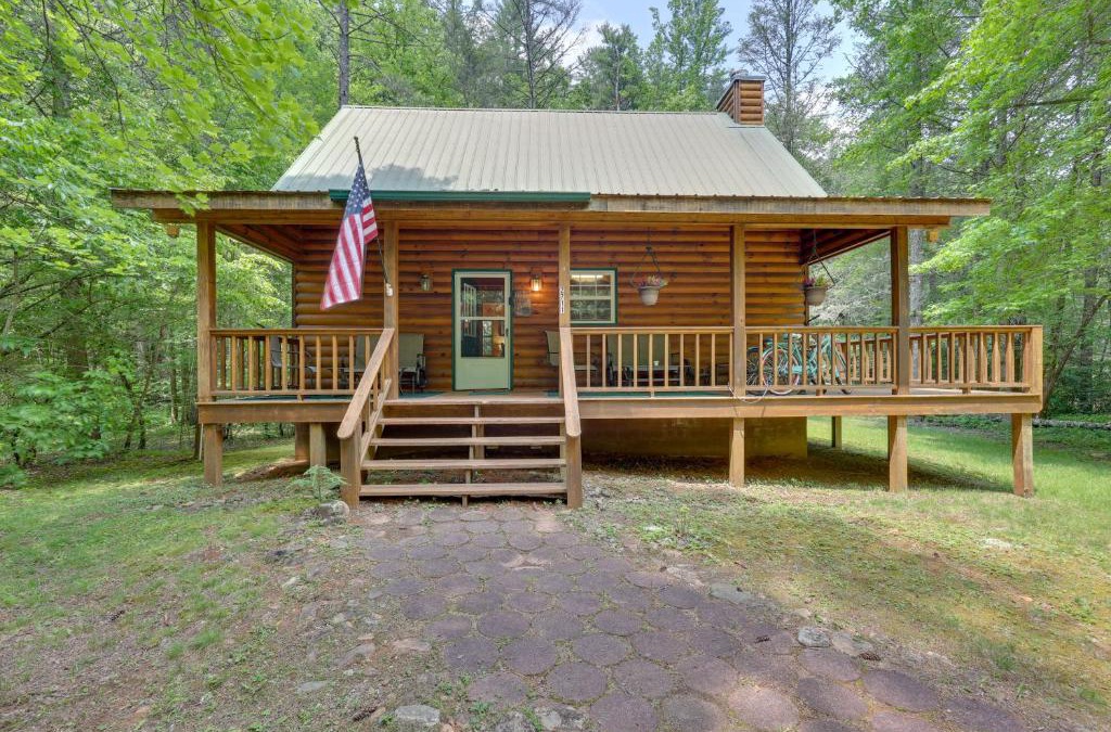 Blairsville House | Secluded Cross Creek Cabin with Deck and Fire Pit!