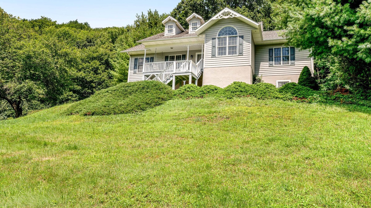 Banner Elk House | Secluded dog-friendly home with front & back porch, grill, yard, & fireplace