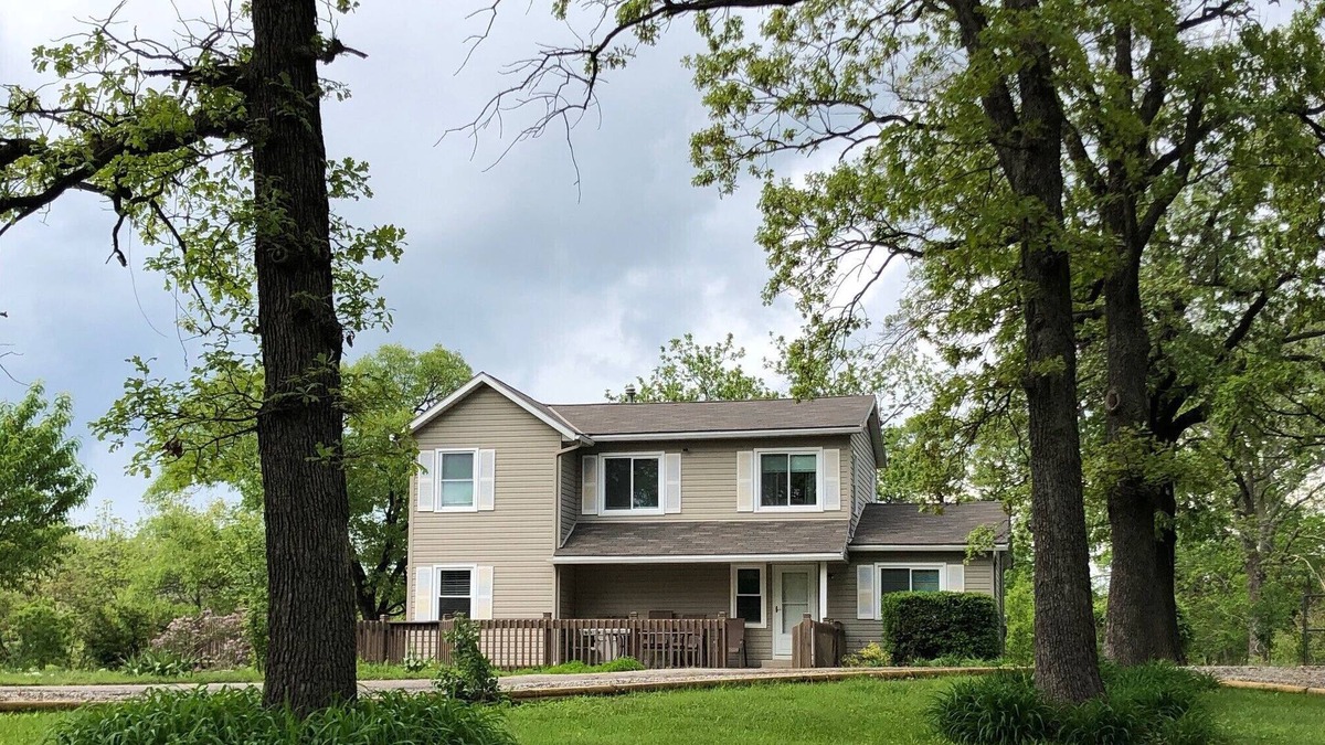 Edwardsville House | Secluded get away, minutes from KC’s favorite attractions!