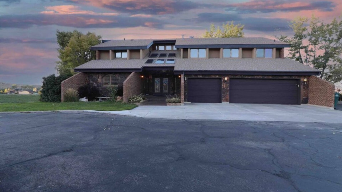 Lapoint House | Secluded gorgeous home. Sleeps 20+. New hot tub.